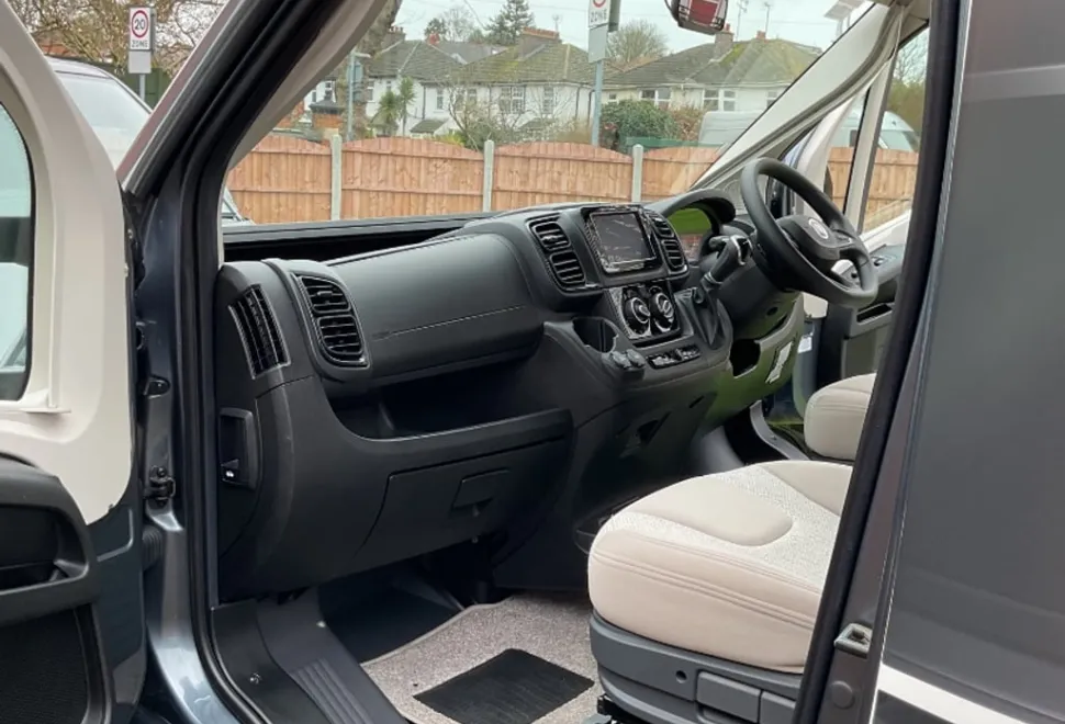 Swift Escape 694 2022