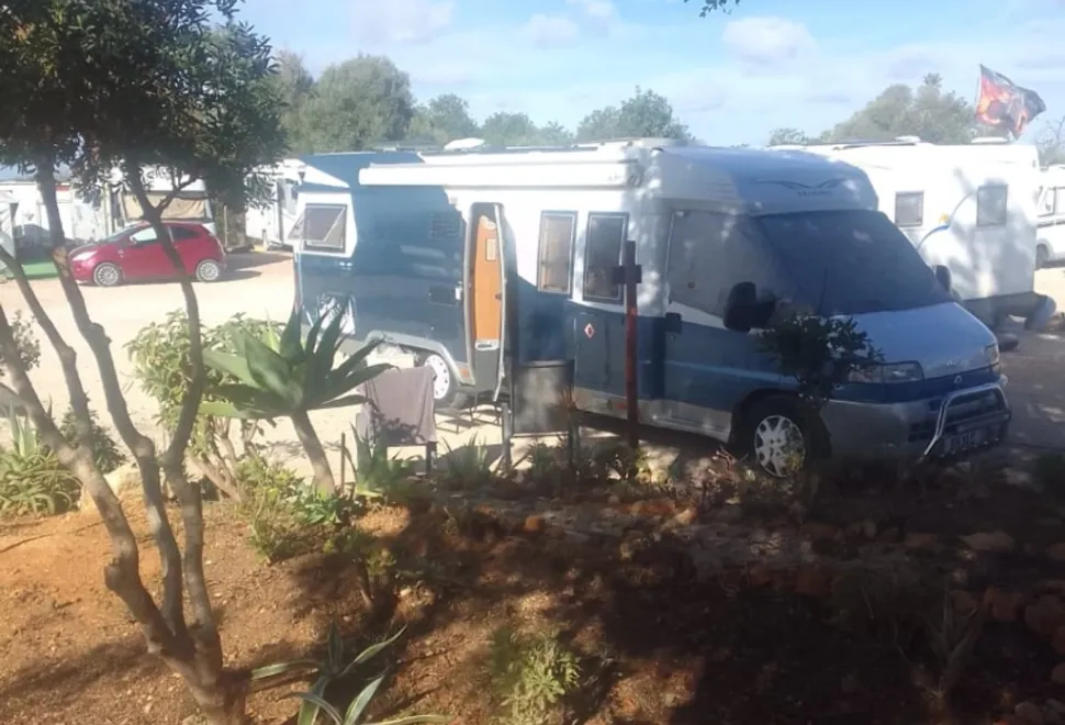 Hobby 750 tag axle
Fixed French bed
Leather interior captain seats removable steering wheel reversing camera
Strong security locks LHD in KM removable radio habitation aircon fixed extending table 2001