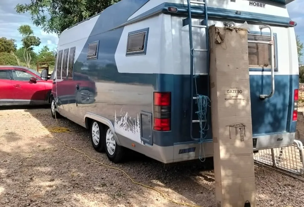Hobby 750 tag axle
Fixed French bed
Leather interior captain seats removable steering wheel reversing camera
Strong security locks LHD in KM removable radio habitation aircon fixed extending table 2001
