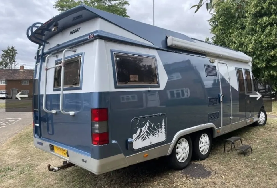 Hobby 750 tag axle
Fixed French bed
Leather interior captain seats removable steering wheel reversing camera
Strong security locks LHD in KM removable radio habitation aircon fixed extending table 2001