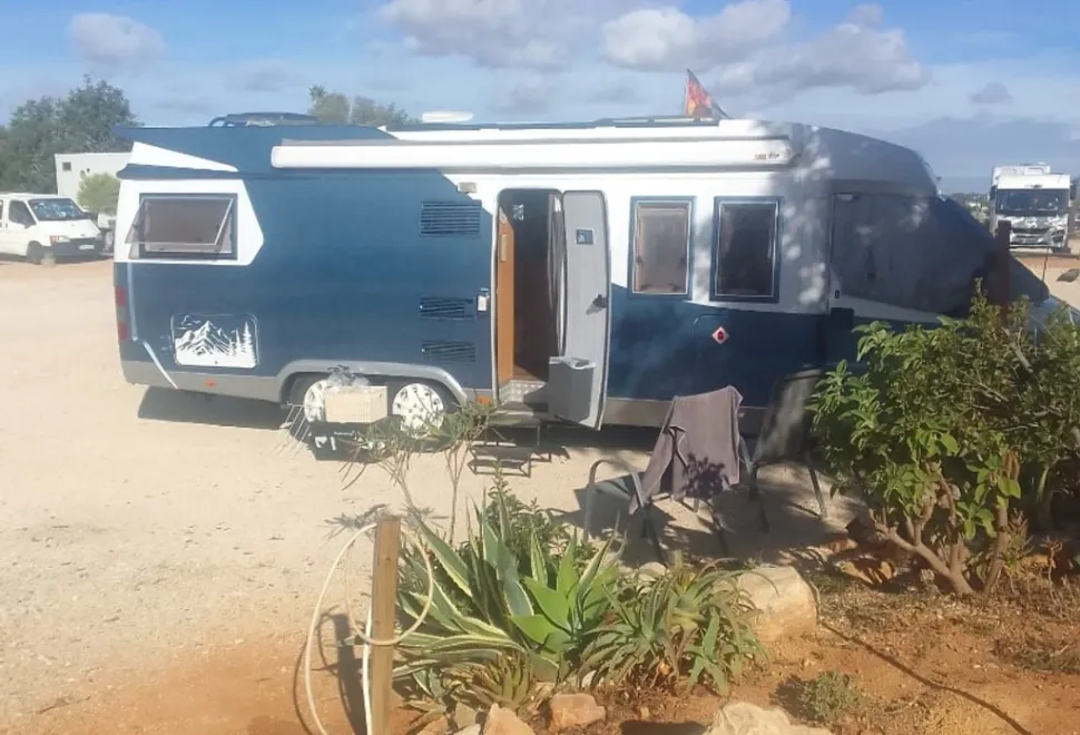 Hobby 750 tag axle
Fixed French bed
Leather interior captain seats removable steering wheel reversing camera
Strong security locks LHD in KM removable radio habitation aircon fixed extending table 2001