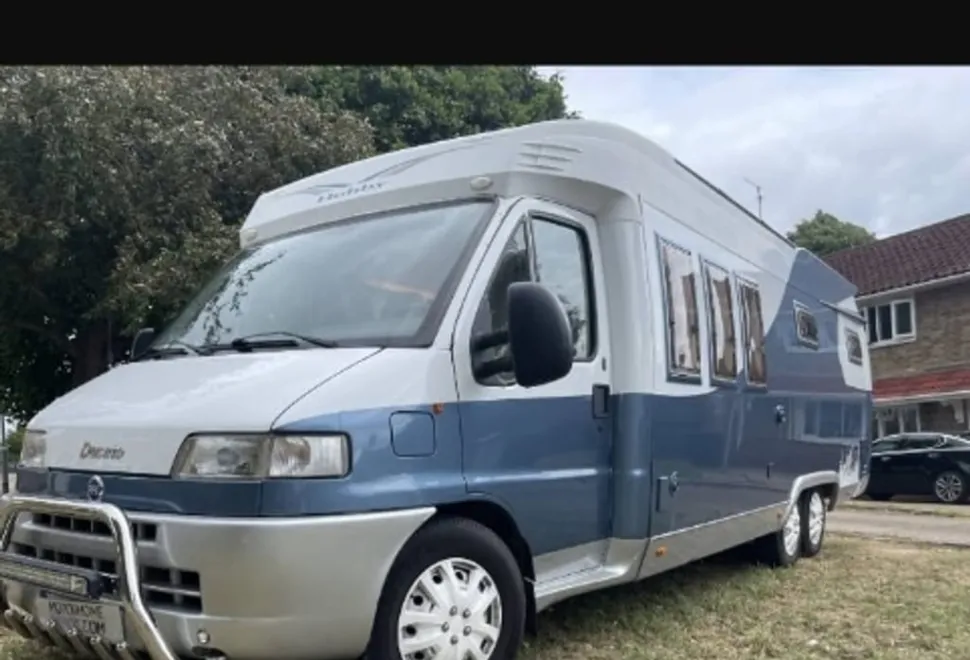 Hobby 750 tag axle
Fixed French bed
Leather interior captain seats removable steering wheel reversing camera
Strong security locks LHD in KM removable radio habitation aircon fixed extending table 2001