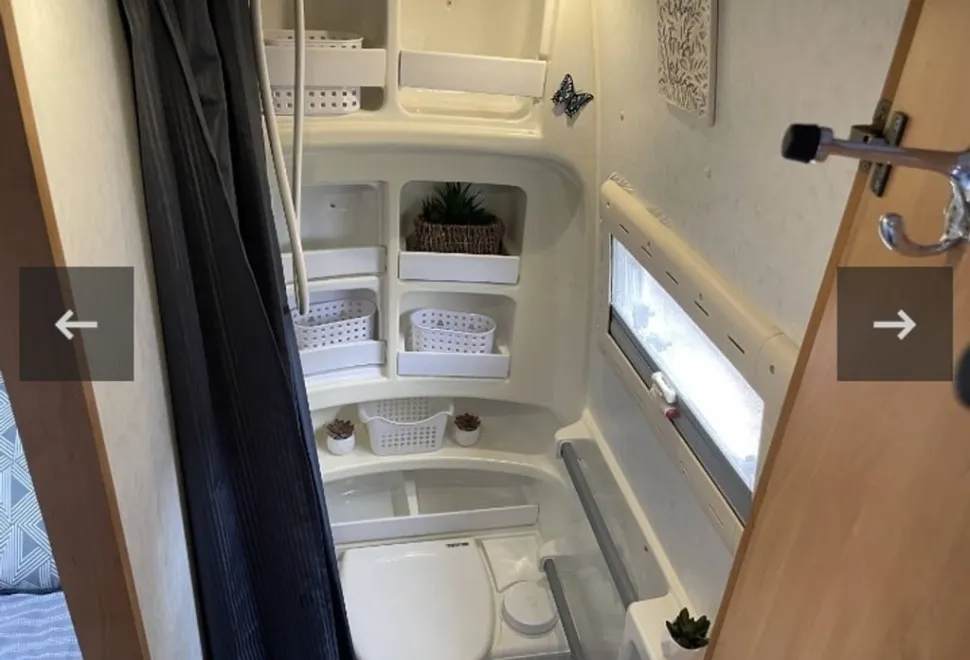 Hobby 750 tag axle
Fixed French bed
Leather interior captain seats removable steering wheel reversing camera
Strong security locks LHD in KM removable radio habitation aircon fixed extending table 2001