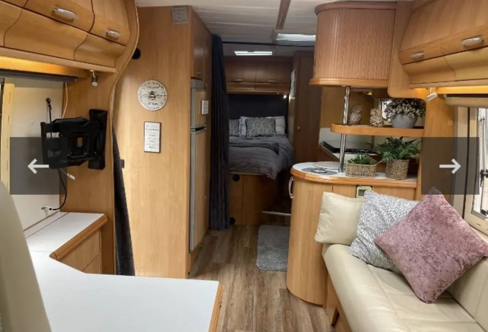 Hobby 750 tag axle
Fixed French bed
Leather interior captain seats removable steering wheel reversing camera
Strong security locks LHD in KM removable radio habitation aircon fixed extending table 2001