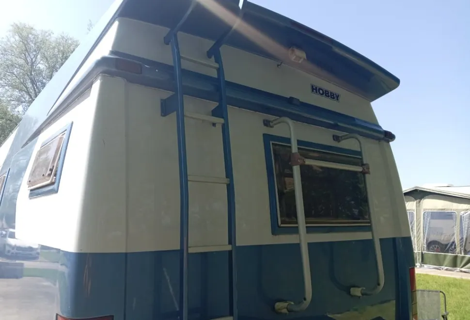 Hobby 750 tag axle
Fixed French bed
Leather interior captain seats removable steering wheel reversing camera
Strong security locks LHD in KM removable radio habitation aircon fixed extending table 2001