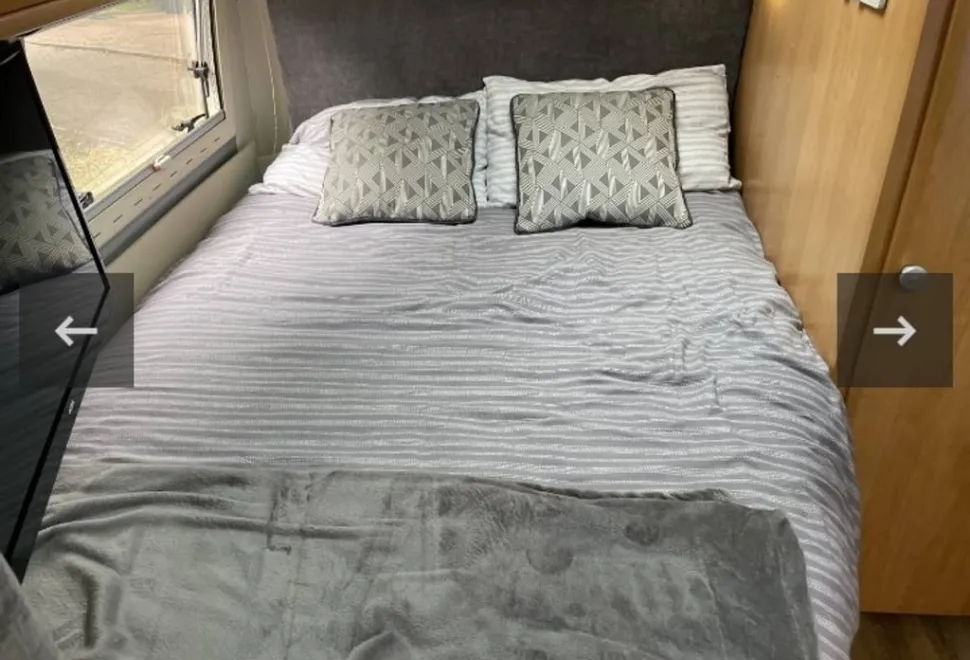 Hobby 750 tag axle
Fixed French bed
Leather interior captain seats removable steering wheel reversing camera
Strong security locks LHD in KM removable radio habitation aircon fixed extending table 2001