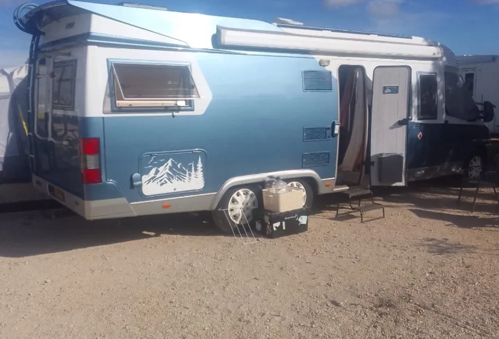 Hobby 750 tag axle
Fixed French bed
Leather interior captain seats removable steering wheel reversing camera
Strong security locks LHD in KM removable radio habitation aircon fixed extending table 2001