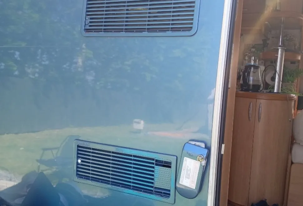 Hobby 750 tag axle
Fixed French bed
Leather interior captain seats removable steering wheel reversing camera
Strong security locks LHD in KM removable radio habitation aircon fixed extending table 2001
