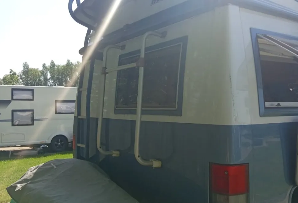 Hobby 750 tag axle
Fixed French bed
Leather interior captain seats removable steering wheel reversing camera
Strong security locks LHD in KM removable radio habitation aircon fixed extending table 2001