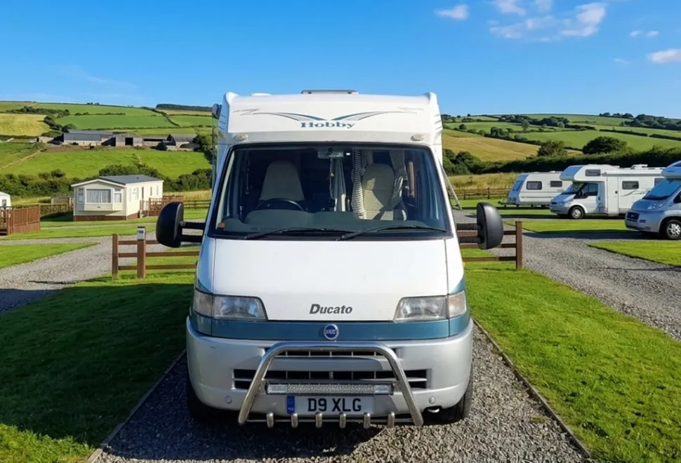 Hobby 750 tag axle
Fixed French bed
Leather interior captain seats removable steering wheel reversing camera
Strong security locks LHD in KM removable radio habitation aircon fixed extending table 2001