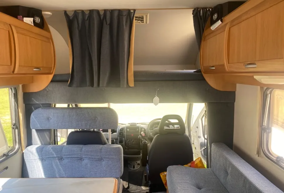 McLouis Mc Louis 410
6seats
Sleeps 5
Fixed double above cab double fold out and a single 2004