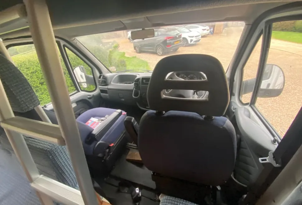 McLouis Mc Louis 410
6seats
Sleeps 5
Fixed double above cab double fold out and a single 2004