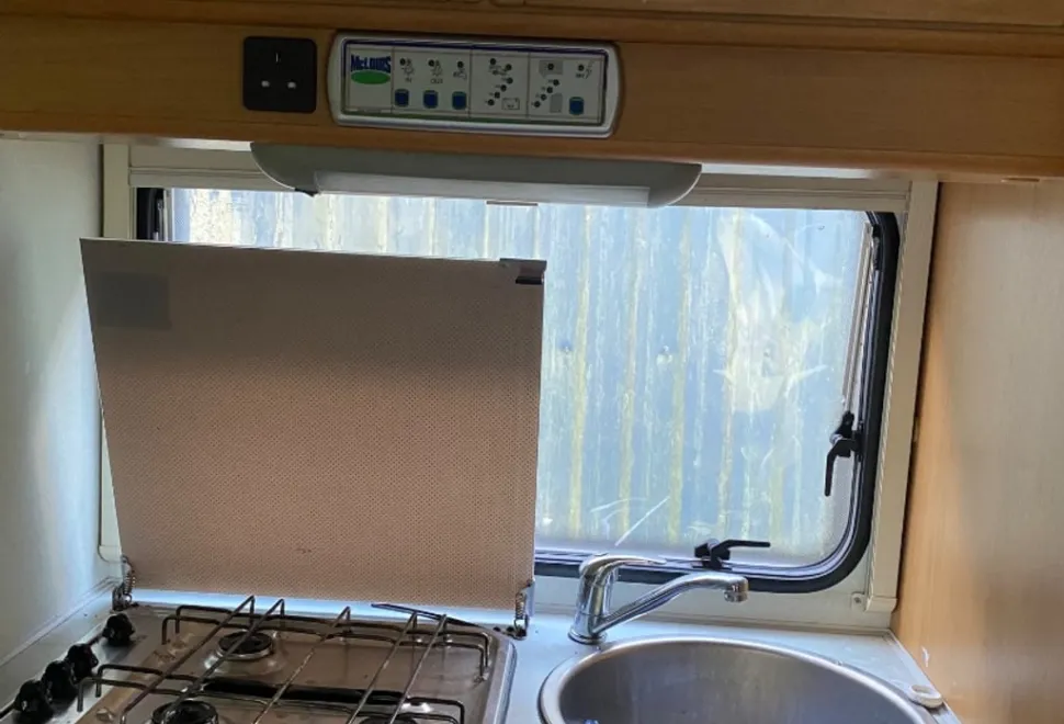 McLouis Mc Louis 410
6seats
Sleeps 5
Fixed double above cab double fold out and a single 2004