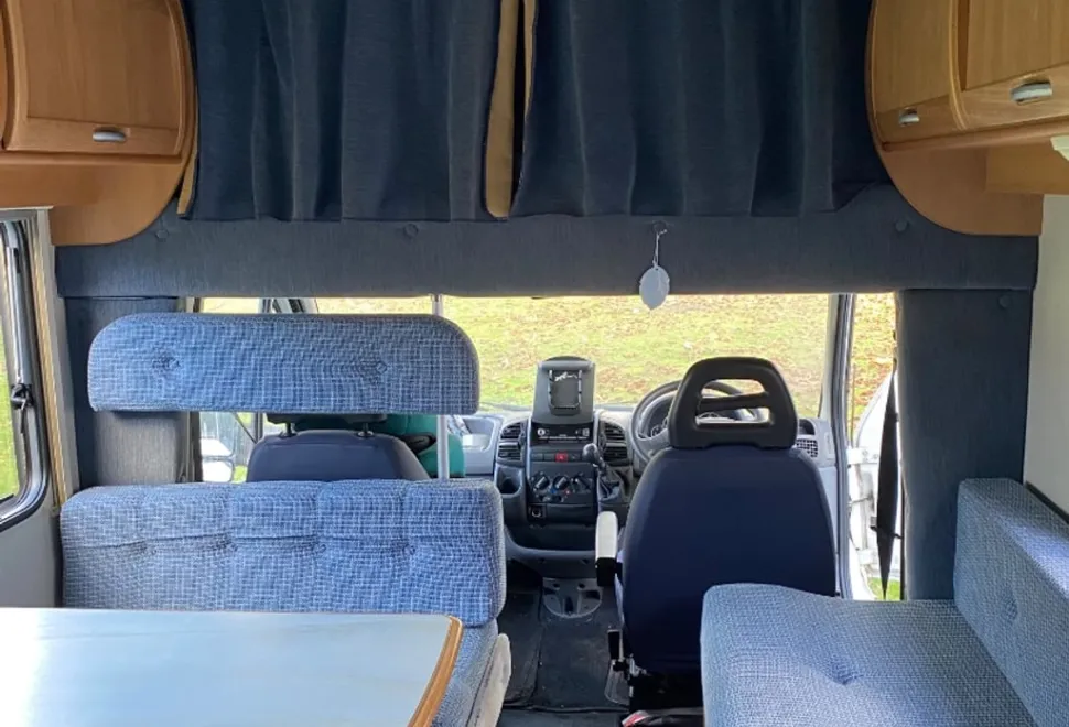 McLouis Mc Louis 410
6seats
Sleeps 5
Fixed double above cab double fold out and a single 2004