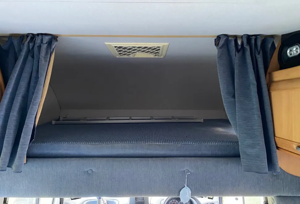 McLouis Mc Louis 410
6seats
Sleeps 5
Fixed double above cab double fold out and a single 2004