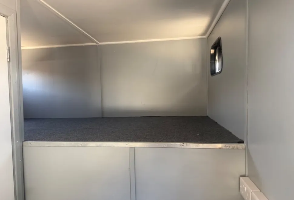 Renault It’s a 7.5 ton 6 berth motorhome with 2 double beds and seating pulls into bed full kitchen area 2010