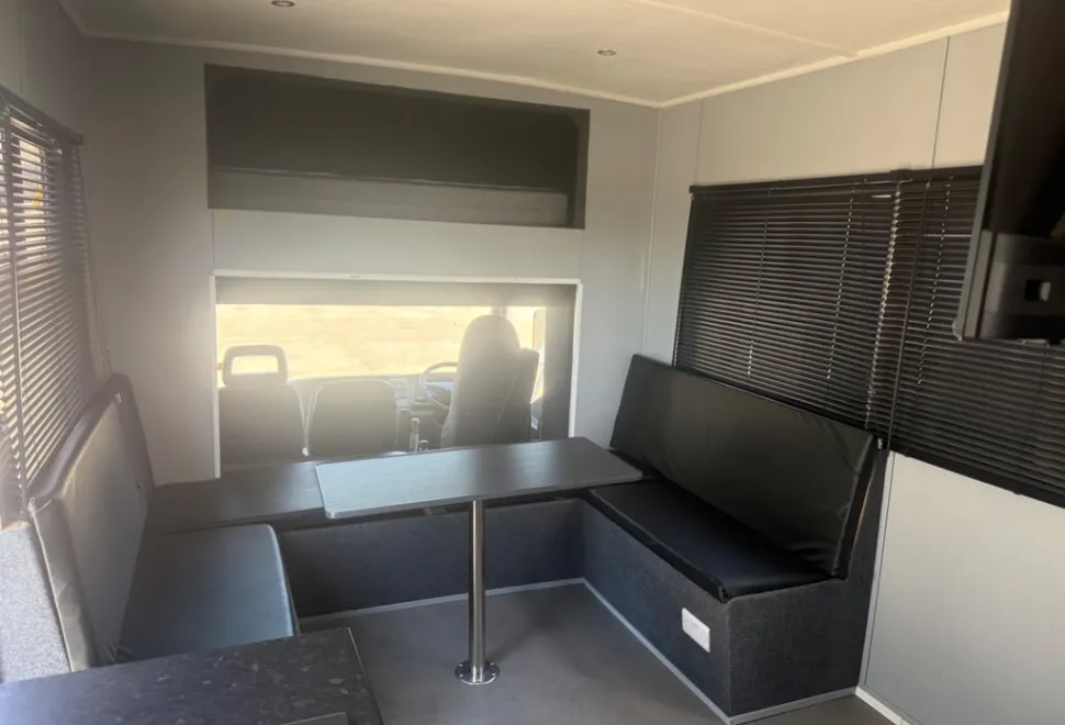 Renault It’s a 7.5 ton 6 berth motorhome with 2 double beds and seating pulls into bed full kitchen area 2010