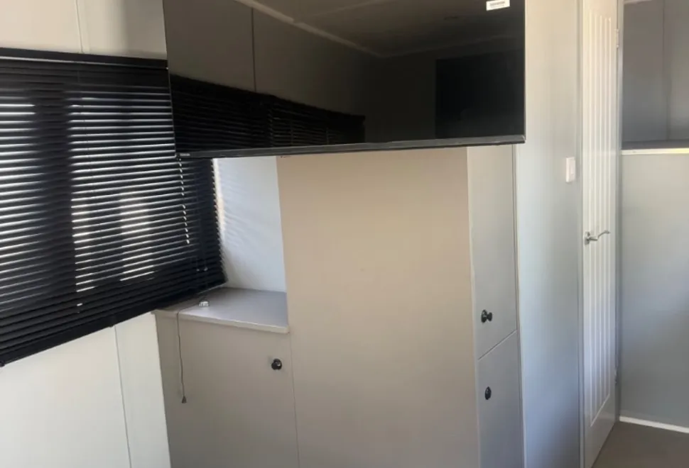 Renault It’s a 7.5 ton 6 berth motorhome with 2 double beds and seating pulls into bed full kitchen area 2010