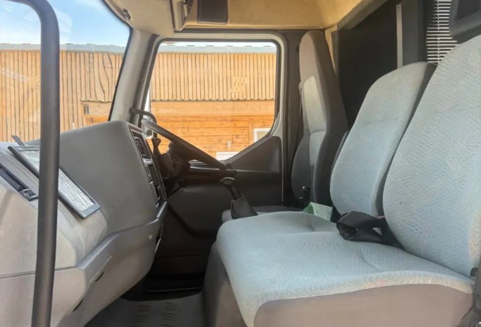 Renault It’s a 7.5 ton 6 berth motorhome with 2 double beds and seating pulls into bed full kitchen area 2010