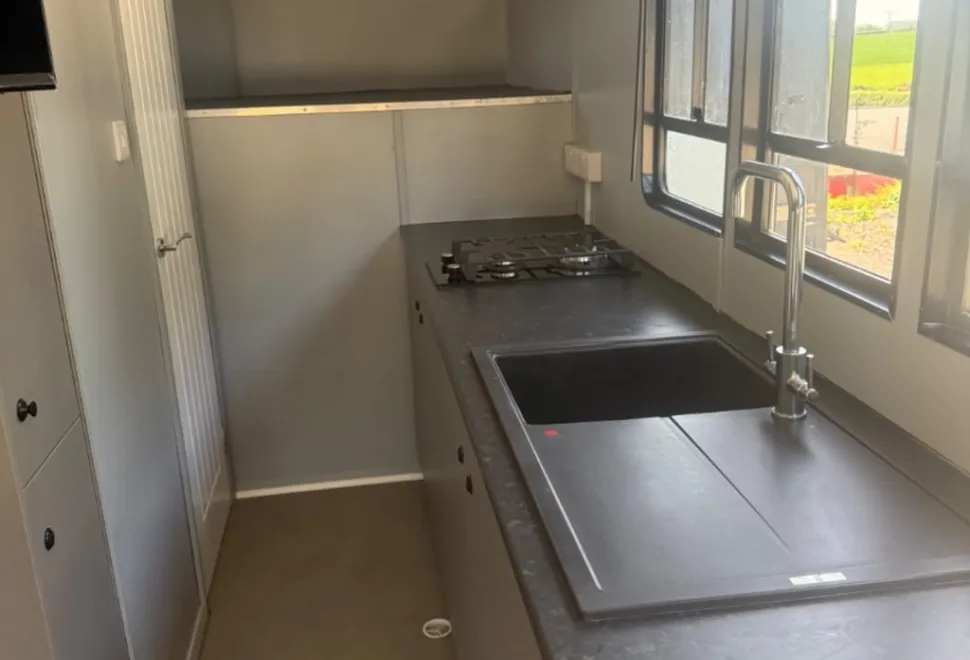 Renault It’s a 7.5 ton 6 berth motorhome with 2 double beds and seating pulls into bed full kitchen area 2010