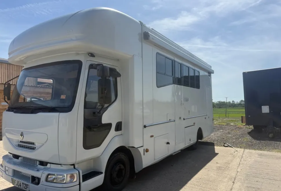 Renault It’s a 7.5 ton 6 berth motorhome with 2 double beds and seating pulls into bed full kitchen area 2010
