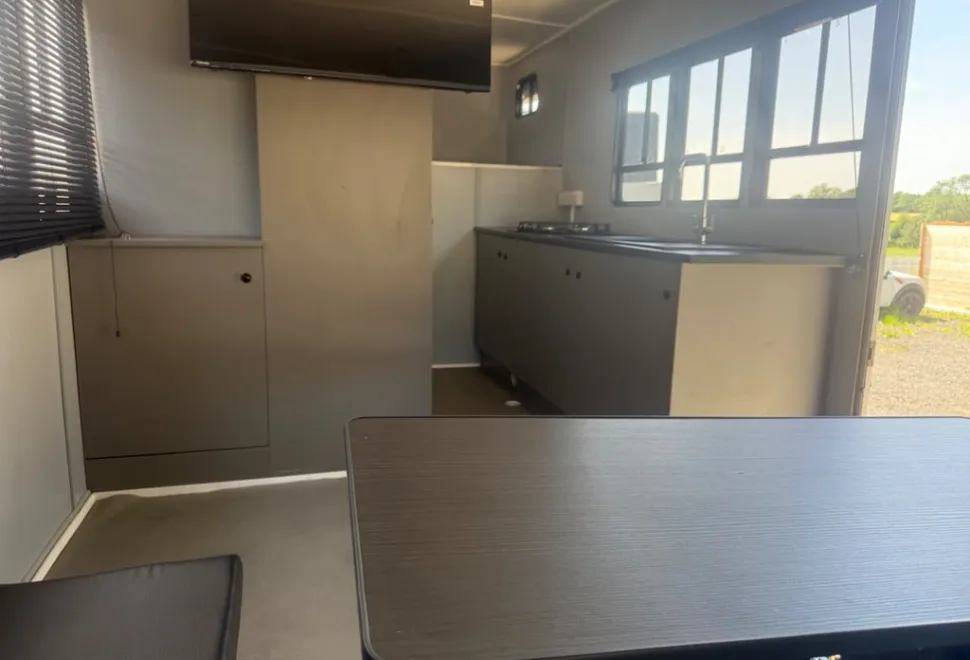 Renault It’s a 7.5 ton 6 berth motorhome with 2 double beds and seating pulls into bed full kitchen area 2010