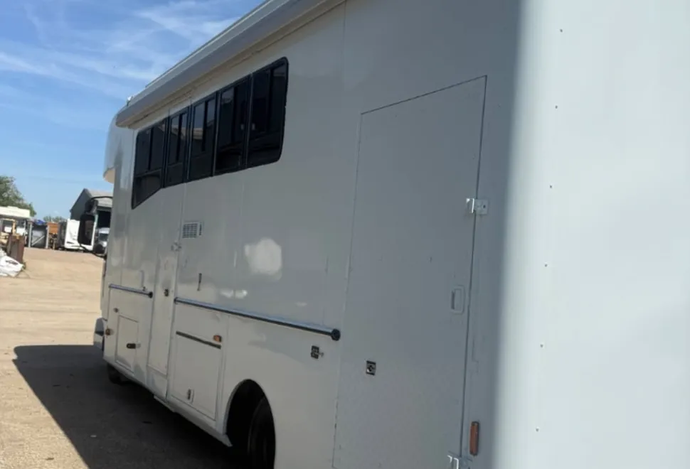 Renault It’s a 7.5 ton 6 berth motorhome with 2 double beds and seating pulls into bed full kitchen area 2010
