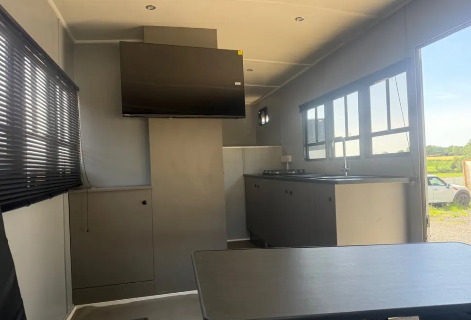 Renault It’s a 7.5 ton 6 berth motorhome with 2 double beds and seating pulls into bed full kitchen area 2010