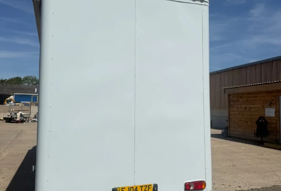 Renault It’s a 7.5 ton 6 berth motorhome with 2 double beds and seating pulls into bed full kitchen area 2010