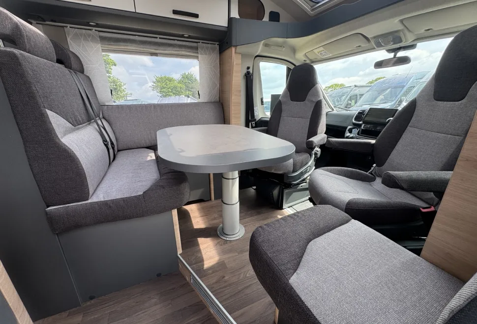 Knaus  Live Ti 650 MEG P/S  (BN: 1496) 