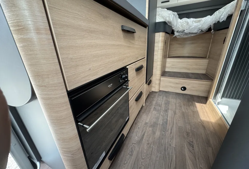 Knaus  Live Ti 650 MEG P/S  (BN: 1496) 
