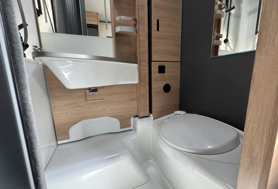 Knaus  Live Ti 650 MEG P/S  (BN: 1496) 