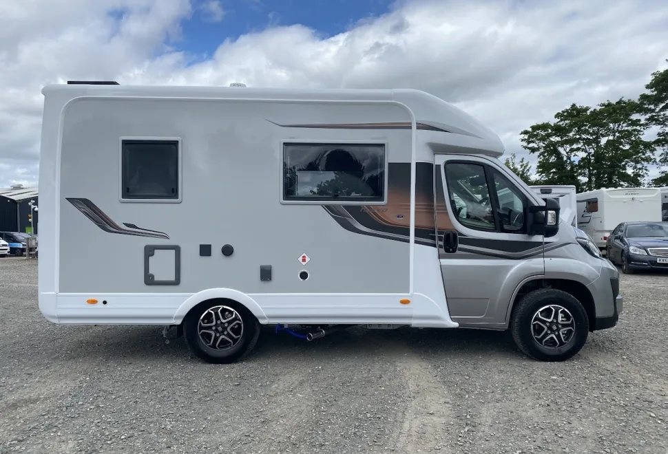 Auto-Sleepers  Nuevo EK Plus (J-04762) 