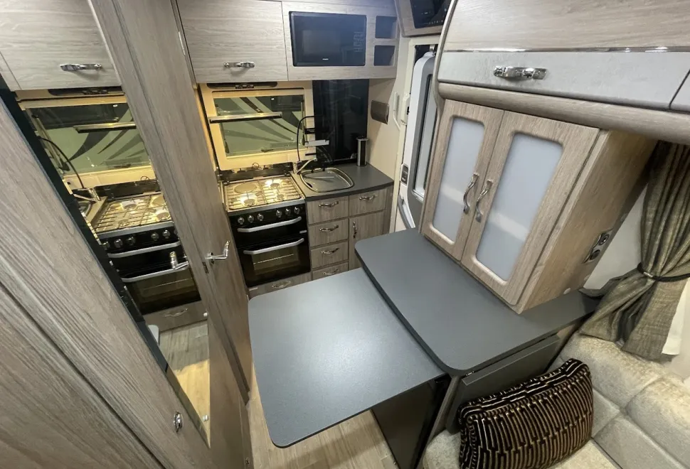 Auto-Sleepers  Nuevo EK Plus (J-04762) 