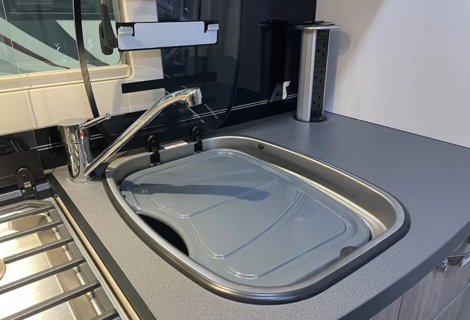 Auto-Sleepers  Nuevo EK Plus (J-04762) 