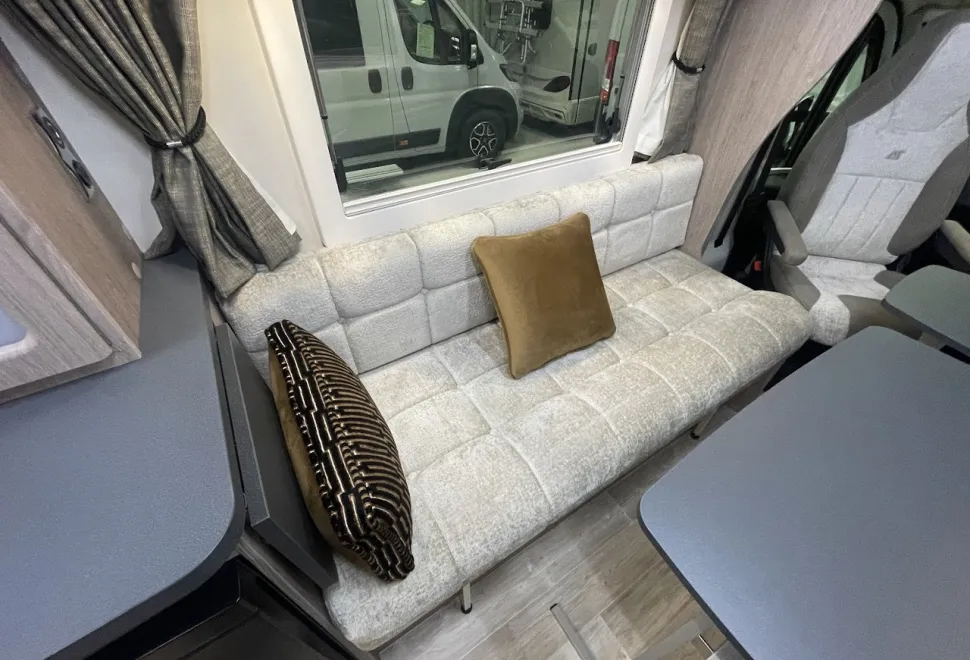 Auto-Sleepers  Nuevo EK Plus (J-04762) 