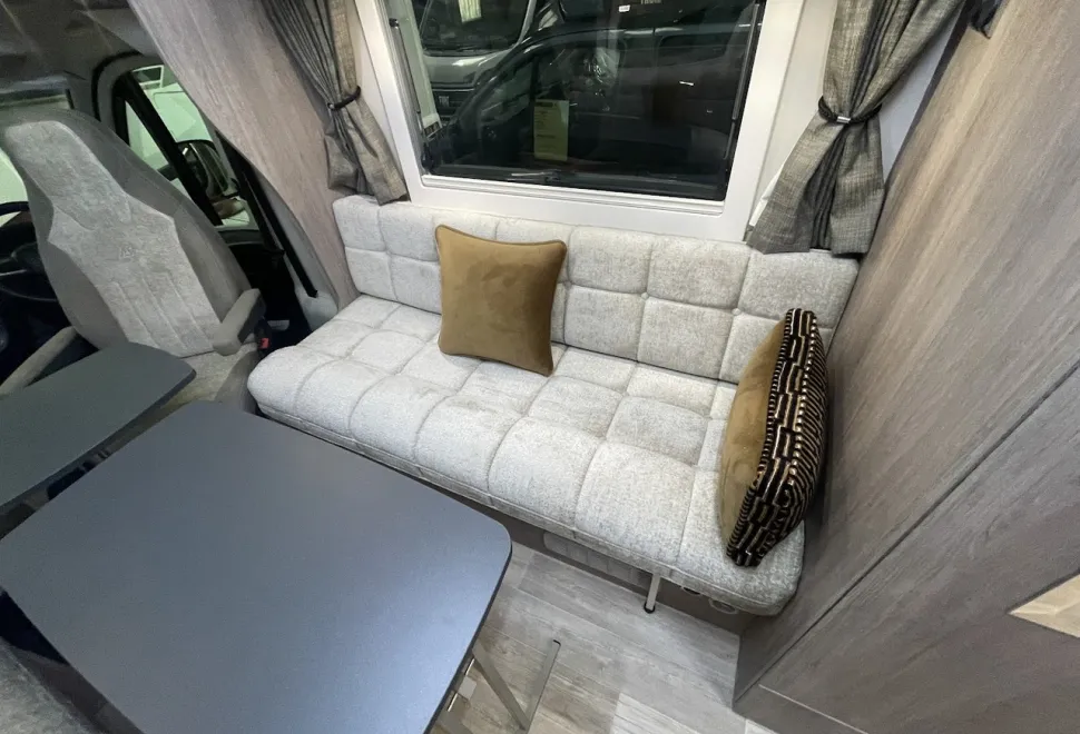 Auto-Sleepers  Nuevo EK Plus (J-04762) 