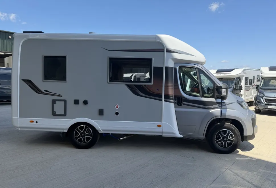 Auto-Sleepers  Nuevo EK Plus (J-04762) 