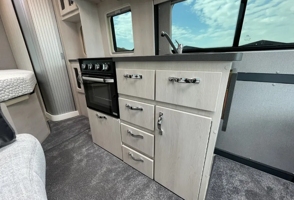 Auto-Sleepers  Kingham 180BHP Auto (P-09759) 