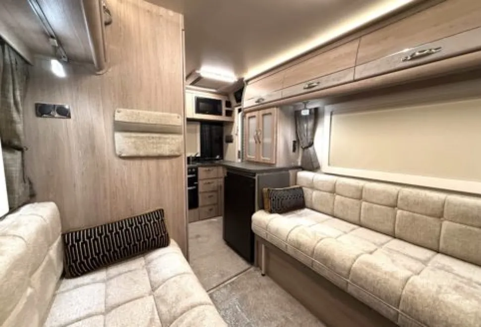 Auto-Sleeper  Fiat Coach Built Broadway EK TB LP 2025