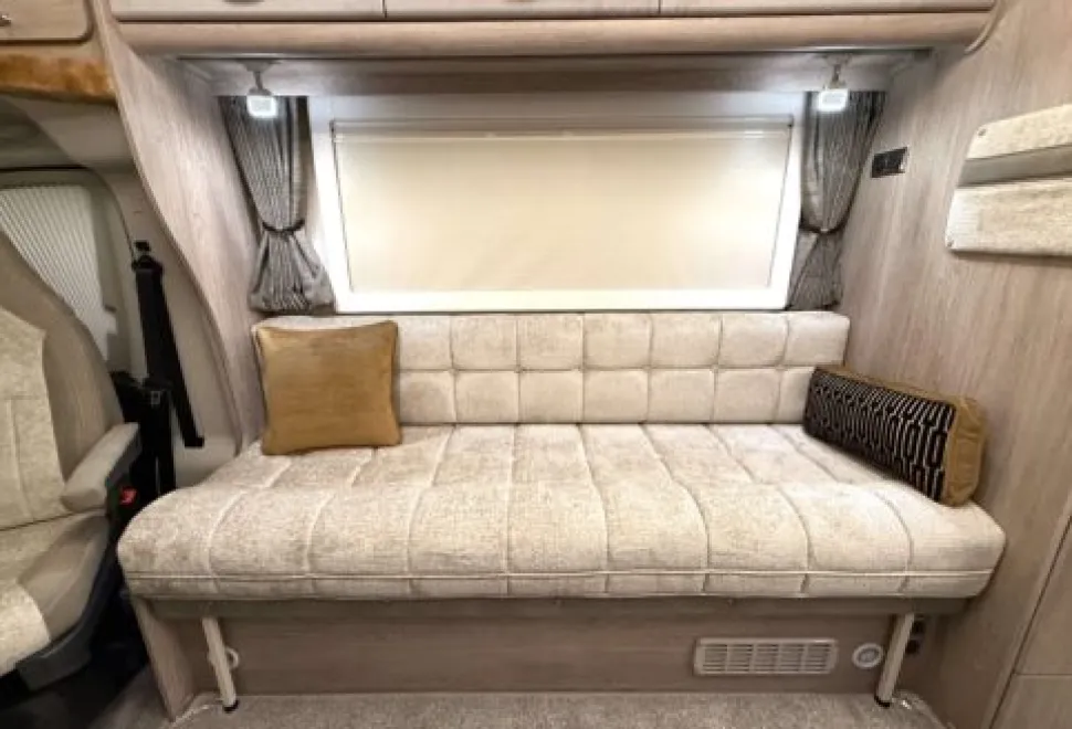 Auto-Sleeper  Fiat Coach Built Broadway EK TB LP 2025