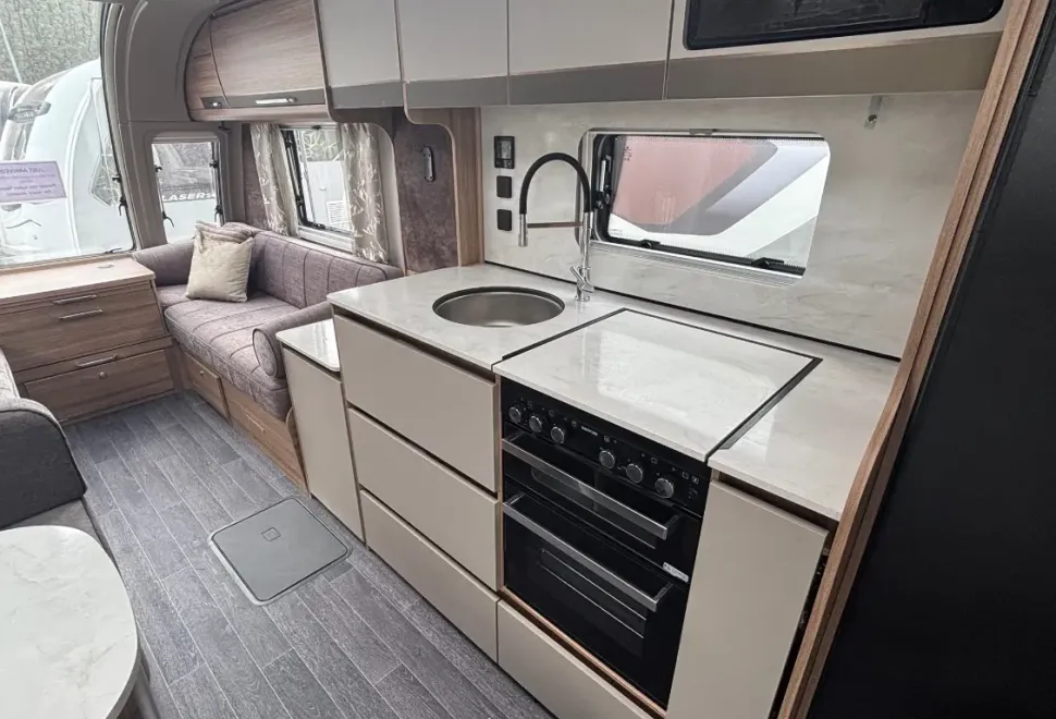 Bailey Unicorn Deluxe Madrid 2025