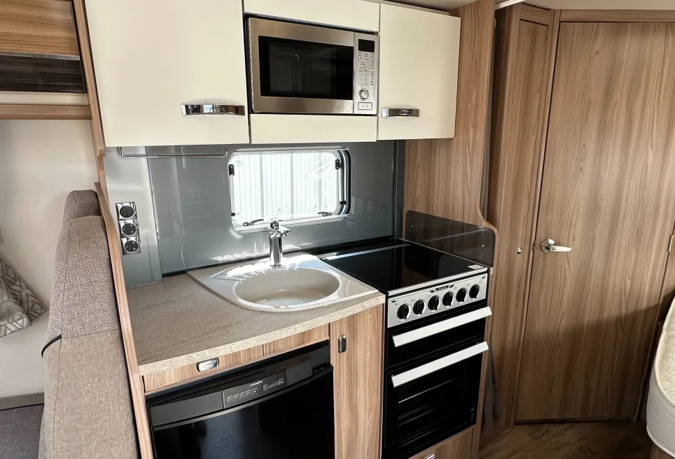 Bessacarr 454 SWIFT BESSACARR 454 - CORNER BED - 4 BERTH & 4 BELTS  2017