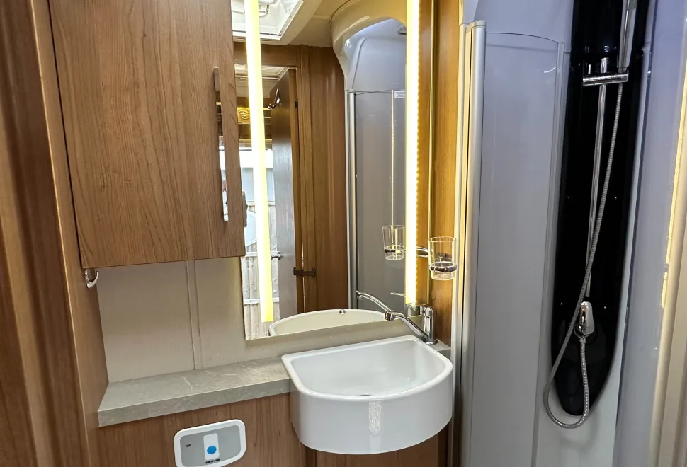 Auto-Trail Navajo 2 BERTH FRONT LOUNGE LUXURY MODEL  2015
