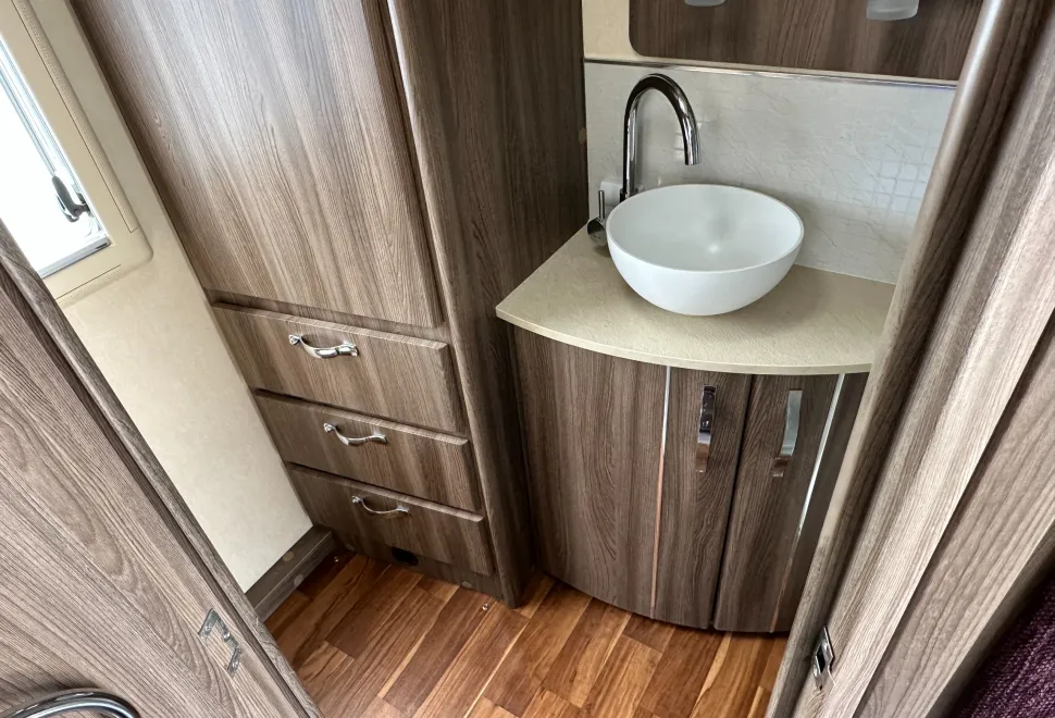 Auto-Sleepers Broadway EB 2 BERTH FRONT LOUNGE - END WASHROOM - LUXURY  2016