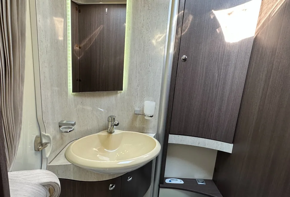 Burstner Viseo I700 LOW MILEAGE - REAR LOUNGE - FRONT DROP DOWN BED - THE PERFECT TOURING LAYOUT  2014