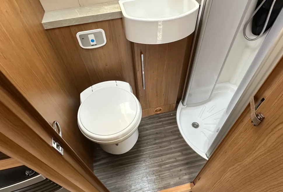 Auto-Trail Navajo 2 BERTH FRONT LOUNGE LUXURY MODEL  2015
