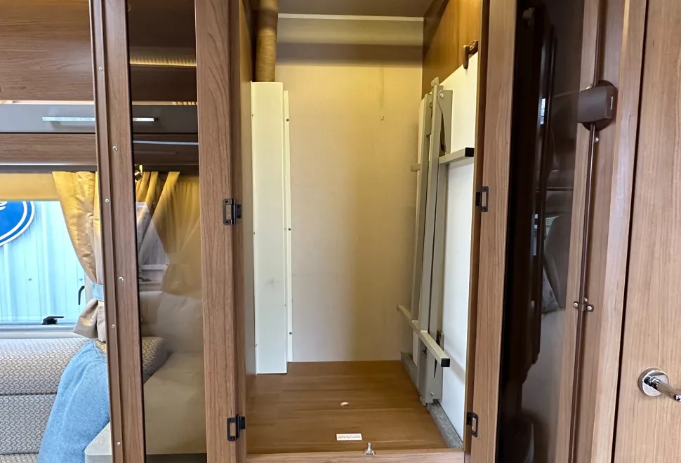 Auto-Trail Navajo 2 BERTH FRONT LOUNGE LUXURY MODEL  2015