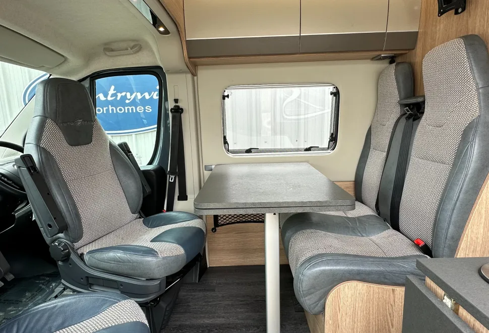 Auto-Trail V-Line V-LINE 669 S - REAR LOUNGE AND REAR BUNK - 4 BELTS  2021