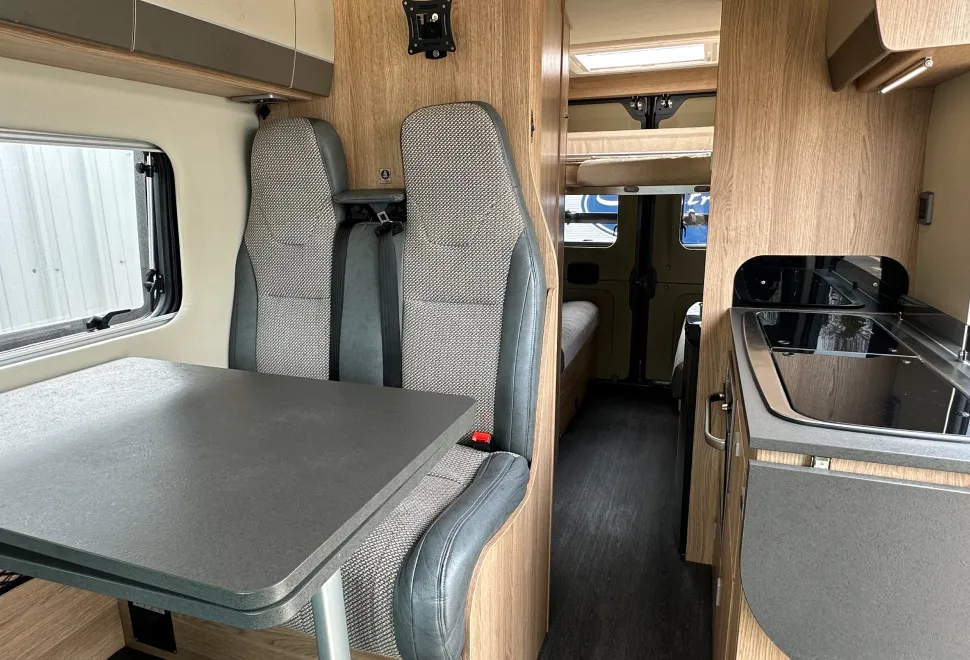 Auto-Trail V-Line V-LINE 669 S - REAR LOUNGE AND REAR BUNK - 4 BELTS  2021